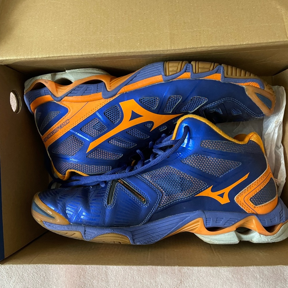 Mizuno volleyball shoes (Wave Lightning RX 2 Mid)
